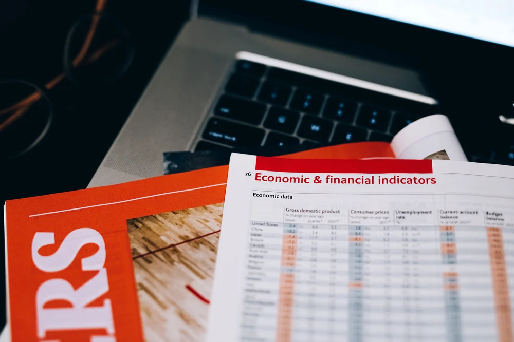 مؤشرات مديري المشتريات التصنيعية العالمية وتأثيرها على أسعار الفائدة في البنوك المركزية 